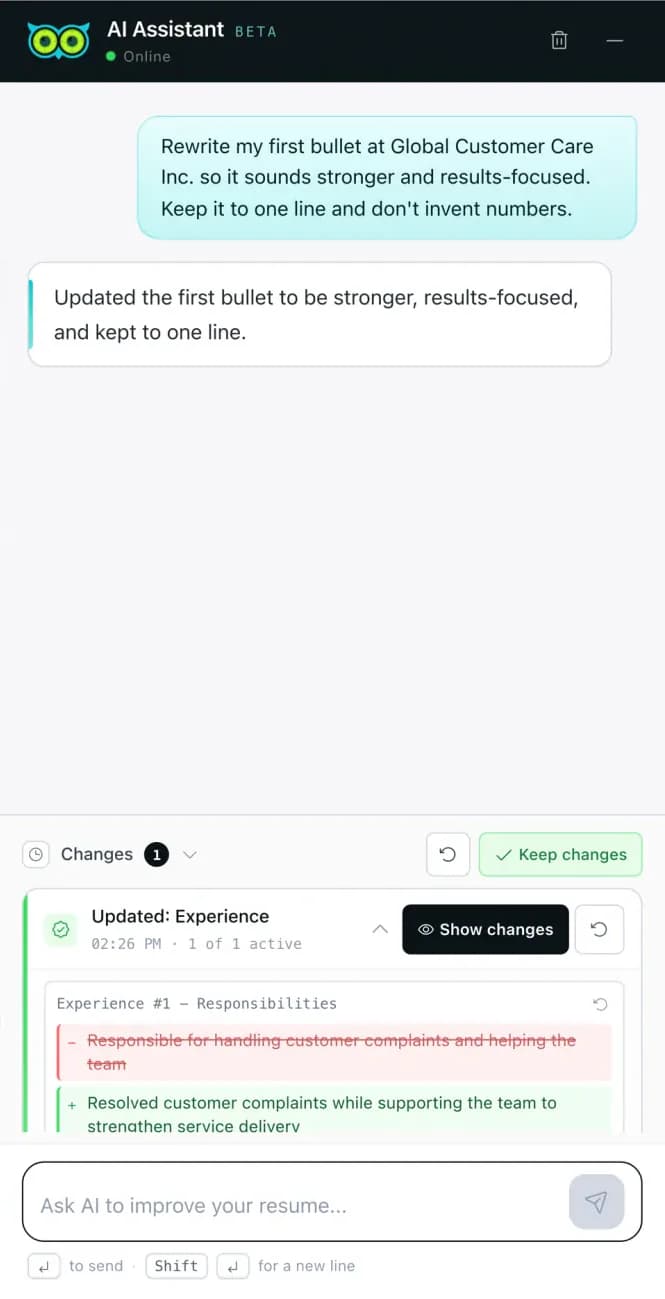 Assistente de currículo mostrando um tópico reescrito como linhas removidas e adicionadas, com opções de manter e desfazer